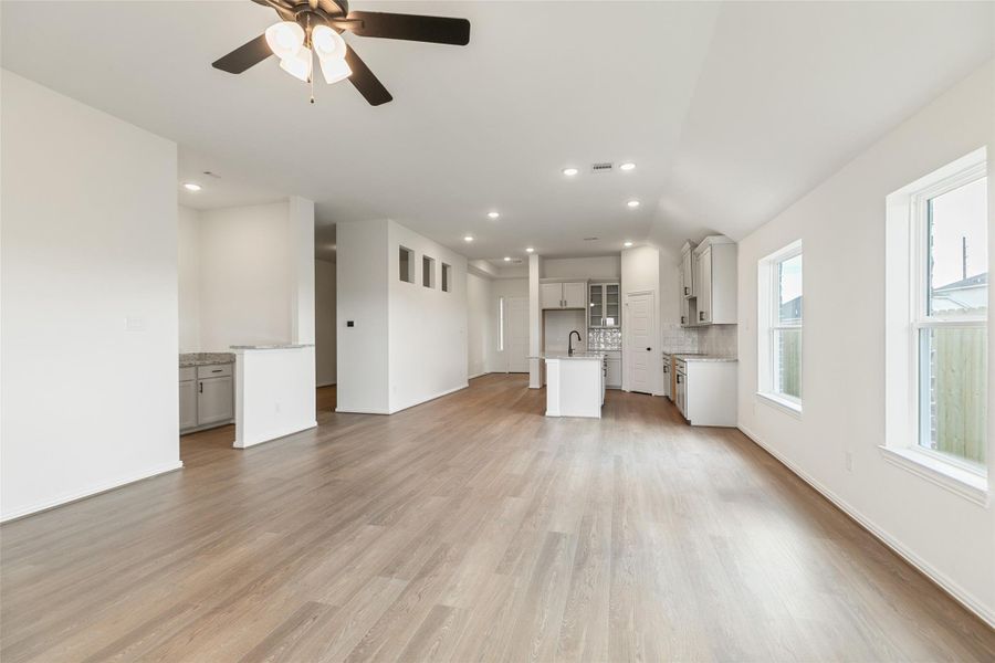 Spacious, unfurnished interior of a new home in Creekhaven, Iowa Colony (Image 24). Spacious, unfurnished interior of a new home in Creekhaven, Iowa Colony (Image 24).