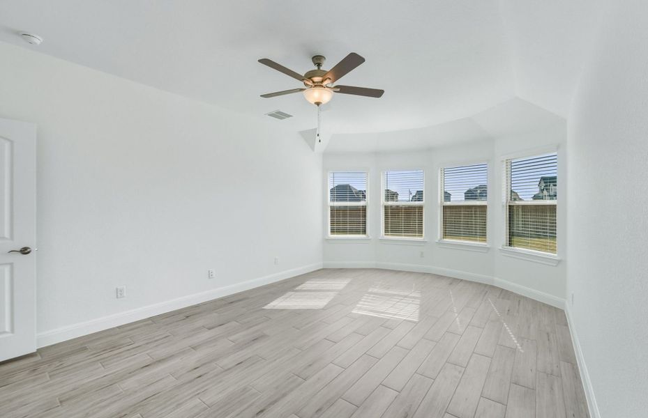 Spacious, unfurnished interior of a new home in Saddleback at Santa Rita Ranch, Liberty Hill (Image 37).