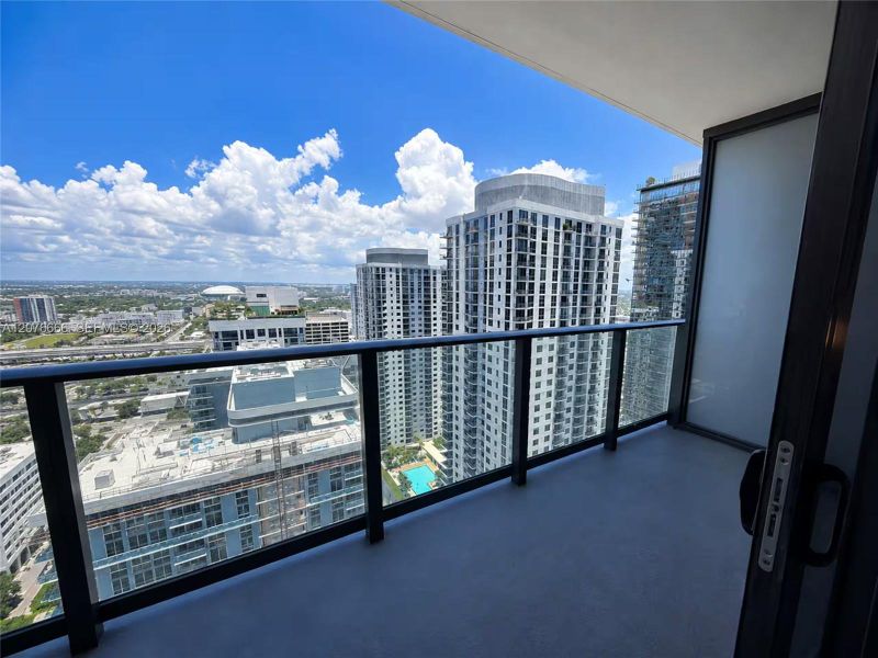 Condo located in Miami, FL showcasing its design and architecture (Image 3).