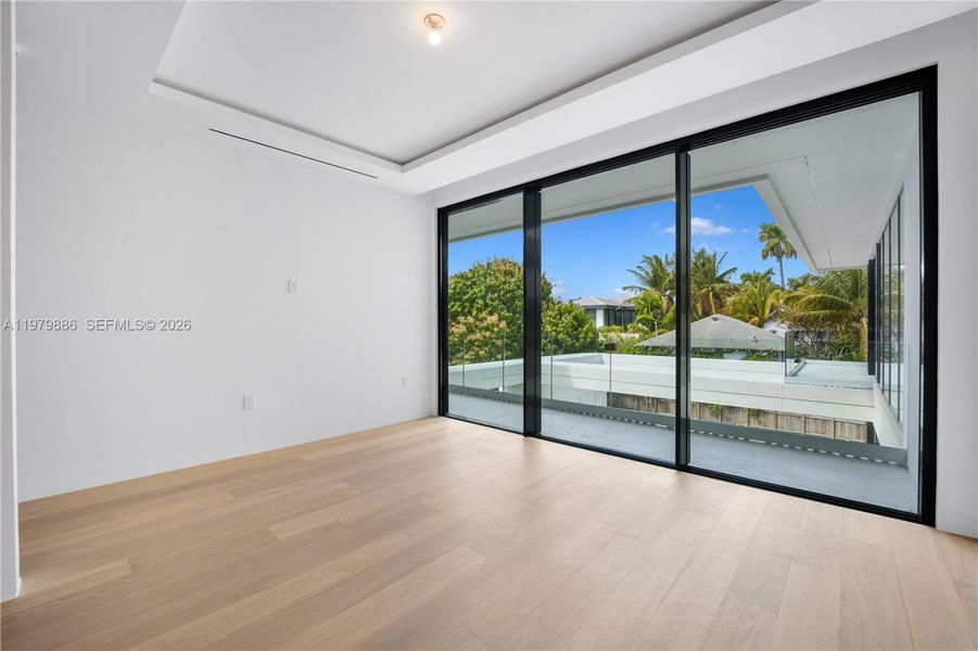 Spacious, unfurnished interior of a new home in , Miami Beach (Image 22).