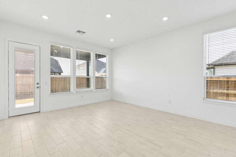Spacious, unfurnished interior of a new home in Windcress, Baytown (Image 22).