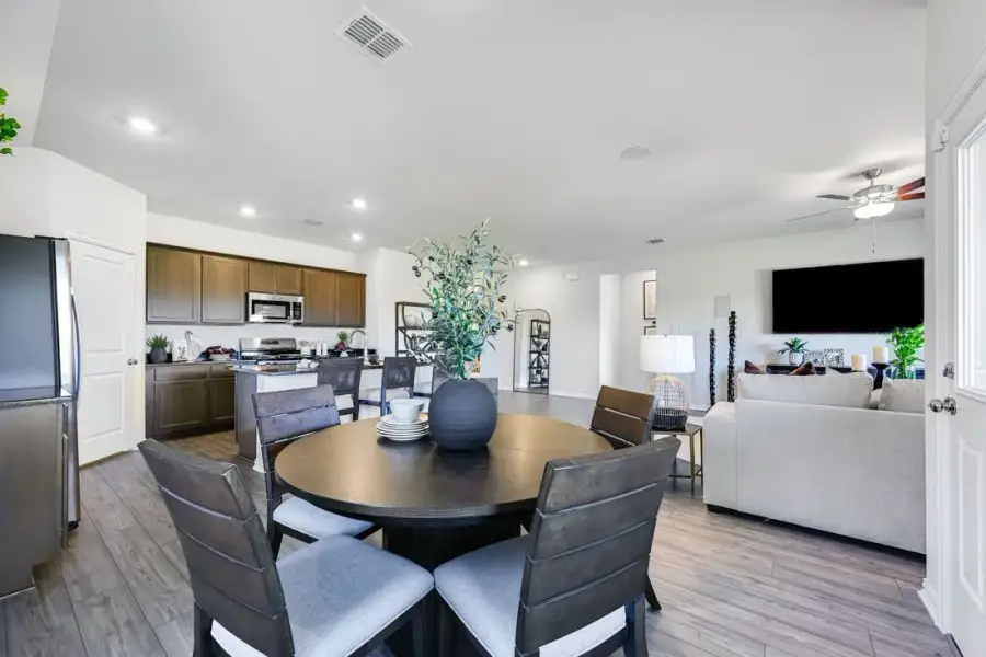 Furnished interior view inside a new home in Madero 50s, Fort Worth (Image 10).