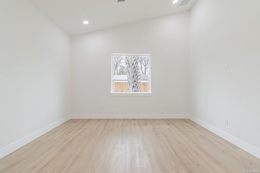 Spacious, unfurnished interior of a new home in , San Antonio (Image 25).
