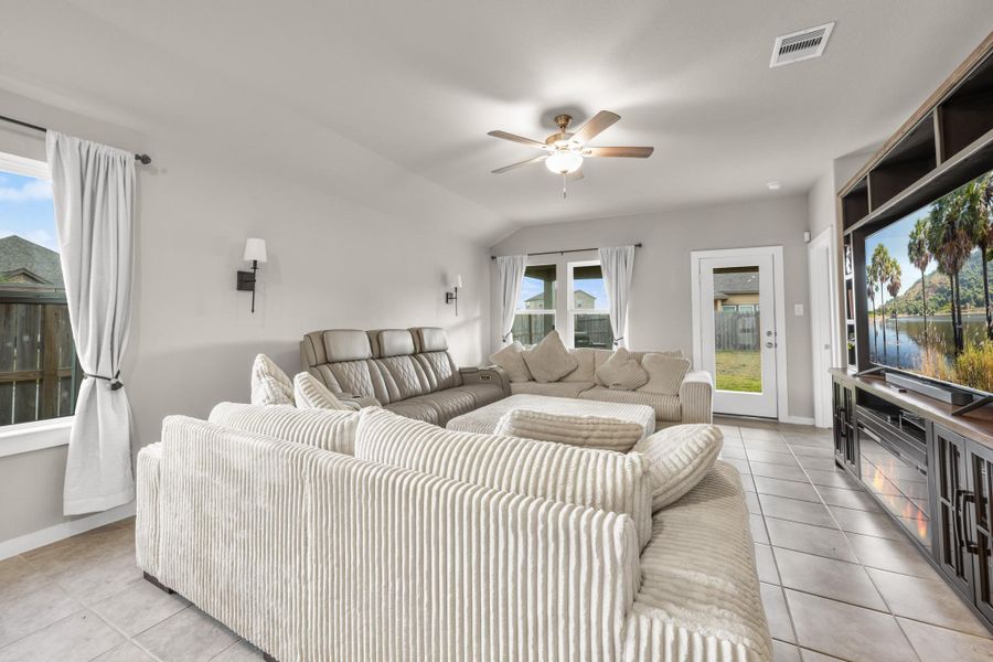 Furnished interior view inside a new home in Sierra Vista, Iowa Colony (Image 37).