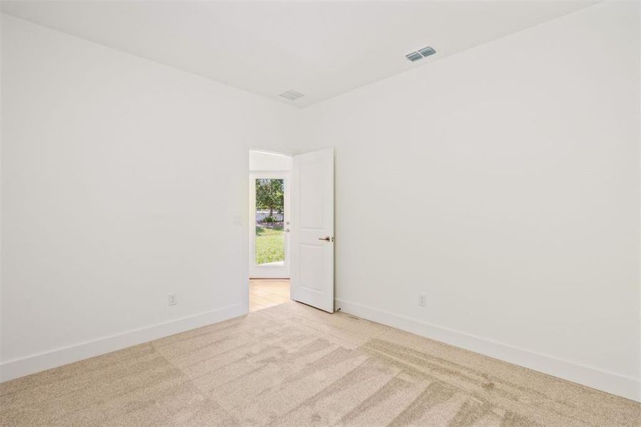 Spacious, unfurnished interior of a new home in Pirates Bluff, Yulee (Image 21).