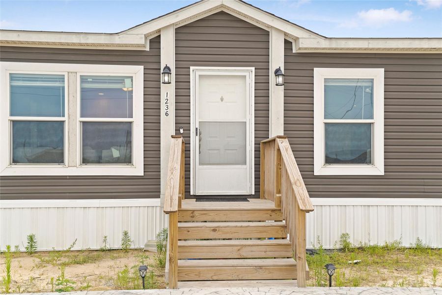 Exterior details and patio area of a home in , Huffman (Image 20).