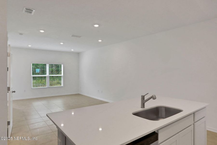 Spacious, unfurnished interior of a new home in , Middleburg (Image 33).