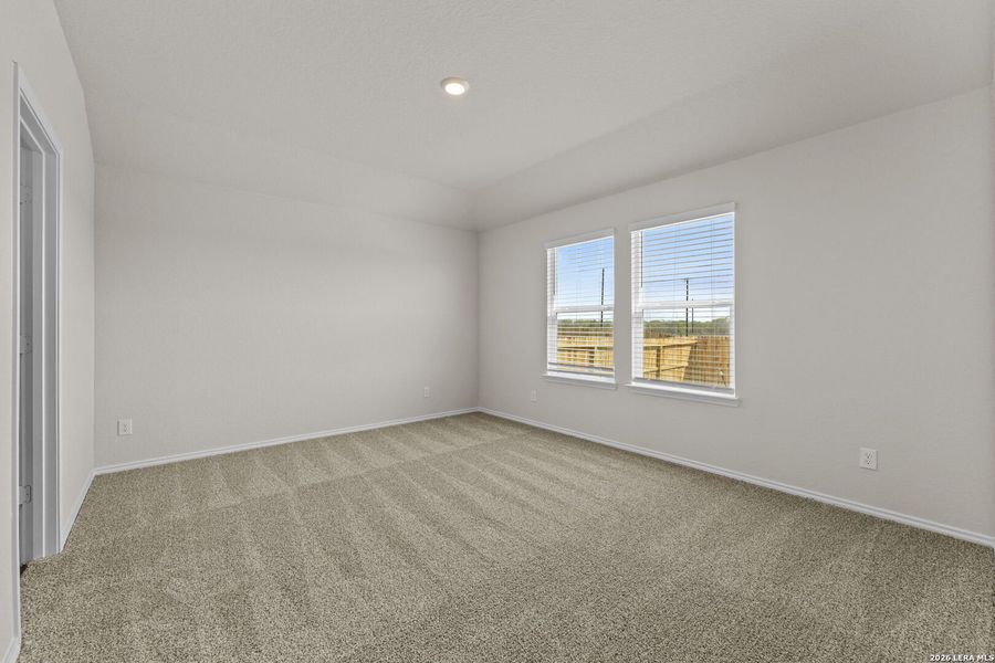 Spacious, unfurnished interior of a new home in Stonehill, San Antonio (Image 16).