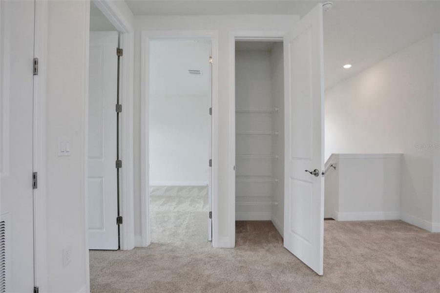 Spacious, unfurnished interior of a new home in Bungalow Walk at Lakewood Ranch, Sarasota (Image 21).