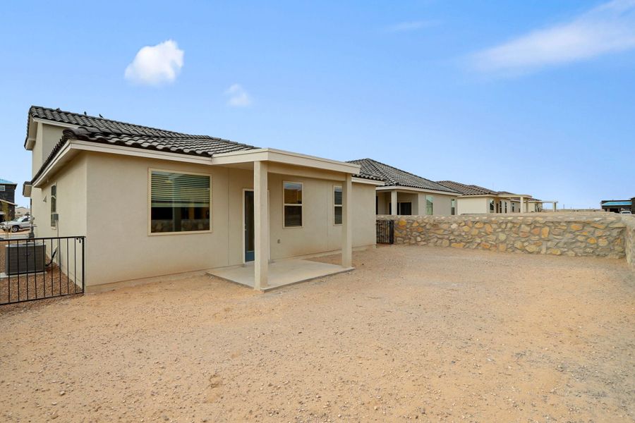 Exterior details and patio area of a home in Paseos Del Este, Horizon City (Image 3).