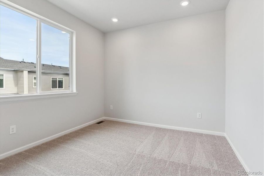 Spacious, unfurnished interior of a new home in Townhome Collection at Grand Vue at Interlocken, Broomfield (Image 11).
