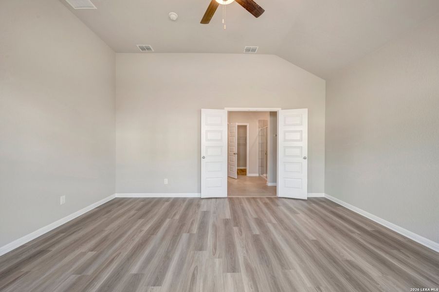 Spacious, unfurnished interior of a new home in Mesquite Ridge, San Antonio (Image 32).