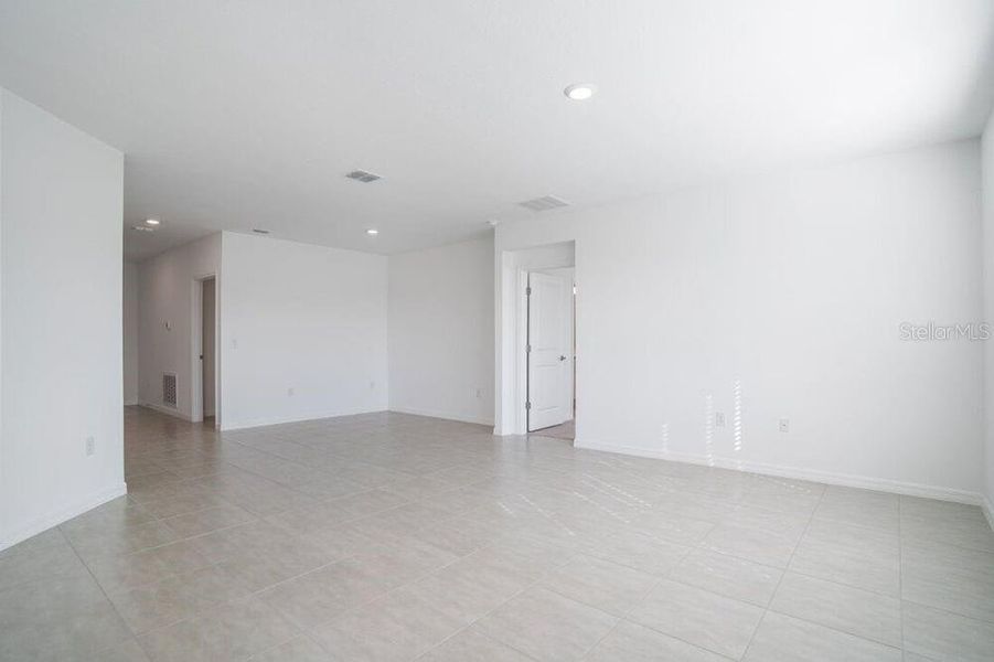 Spacious, unfurnished interior of a new home in Scenic Terrace, Lake Hamilton (Image 17).