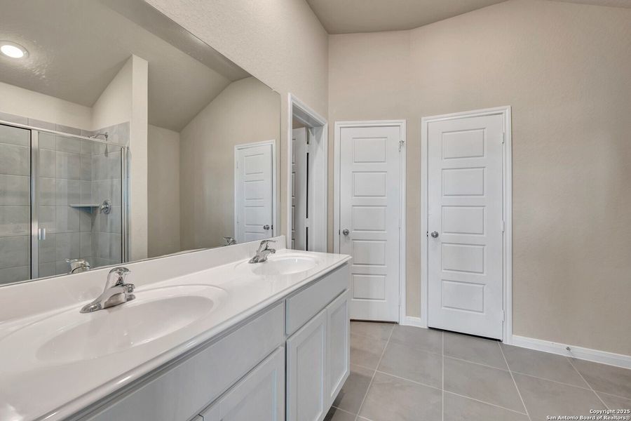 Furnished interior view inside a new home in Park Place, New Braunfels (Image 9).