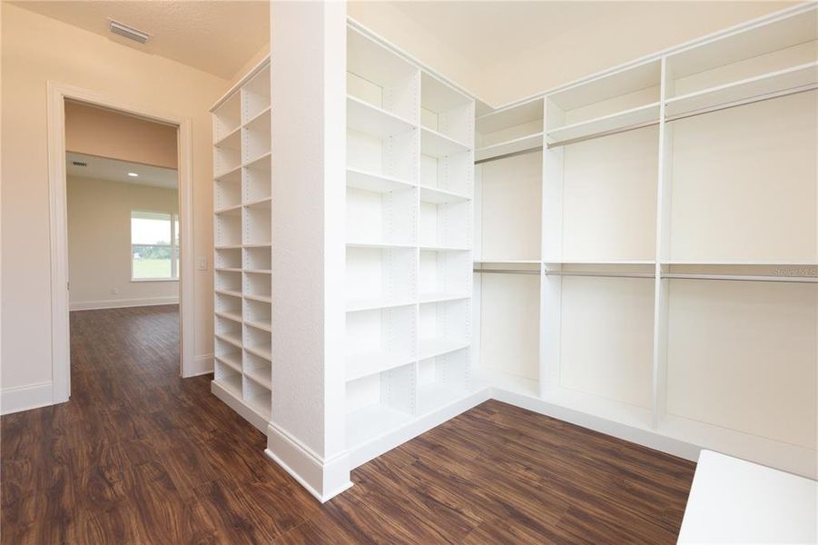 Spacious, unfurnished interior of a new home in , Oxford (Image 23).