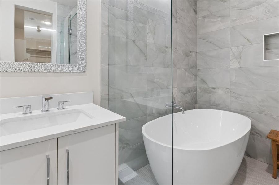 Furnished interior view inside a new home in , Dallas (Image 13).