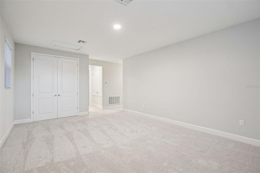 Spacious, unfurnished interior of a new home in Hawk's Overlook, Oviedo (Image 38).