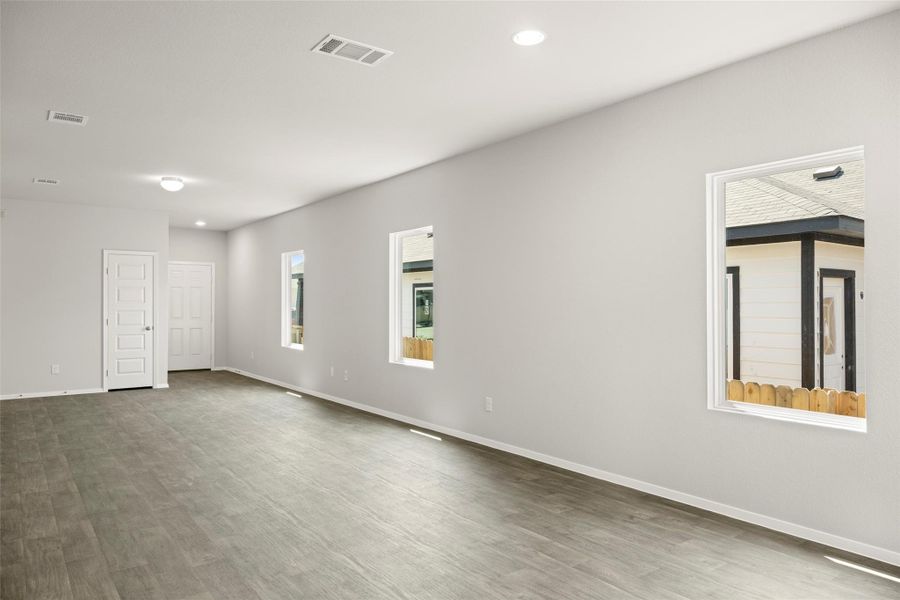 Spacious, unfurnished interior of a new home in Cloverleaf, Austin (Image 15).