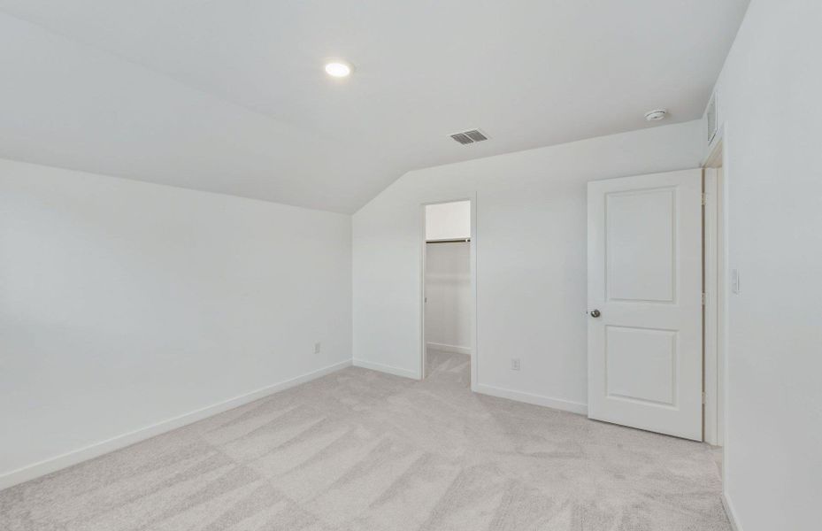 Spacious, unfurnished interior of a new home in Sunfield, Buda (Image 20).