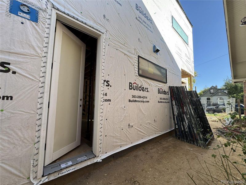 Separate Entrance from exterior Separate Entrance from exterior