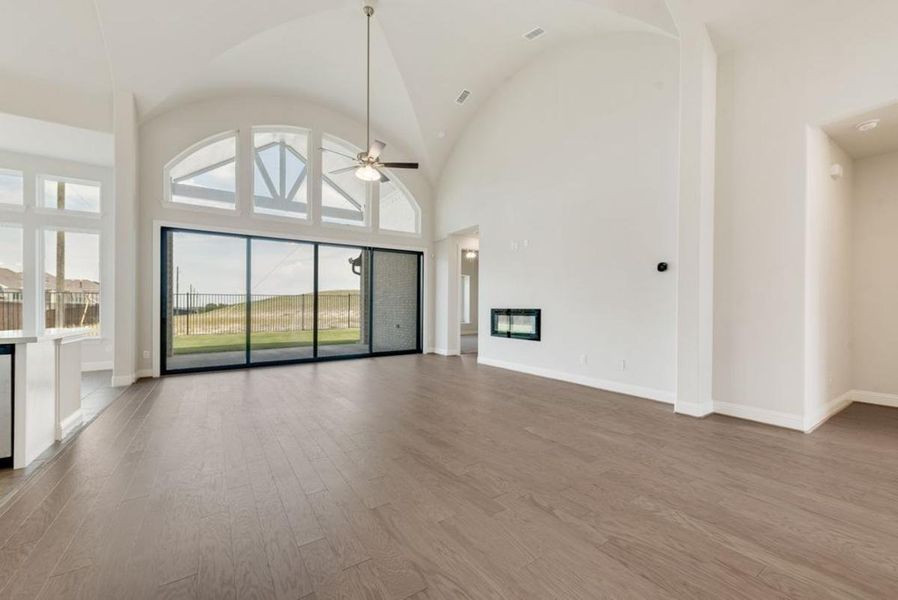 Spacious, unfurnished interior of a new home in Breezy Hill, Rockwall (Image 16).