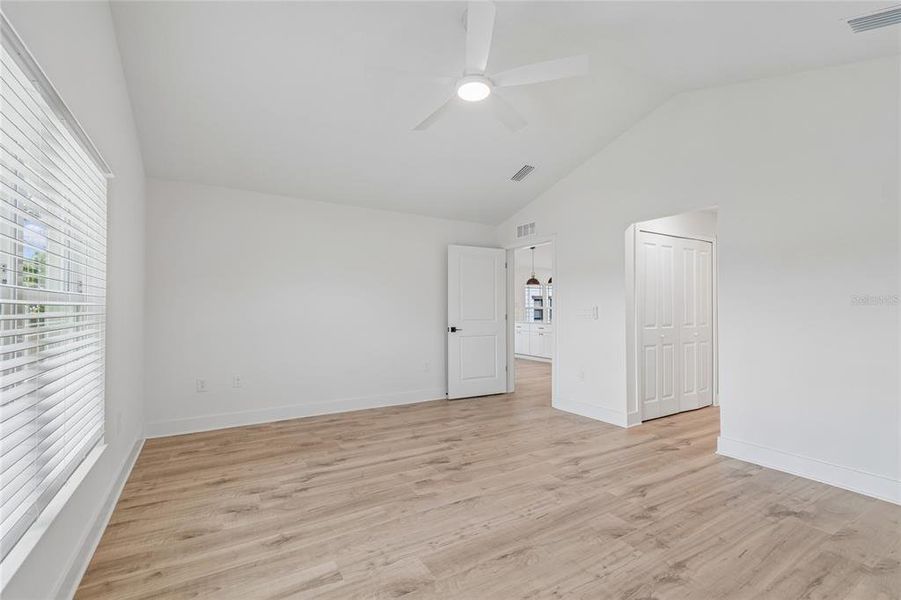 Spacious, unfurnished interior of a new home in , St. Petersburg (Image 27).