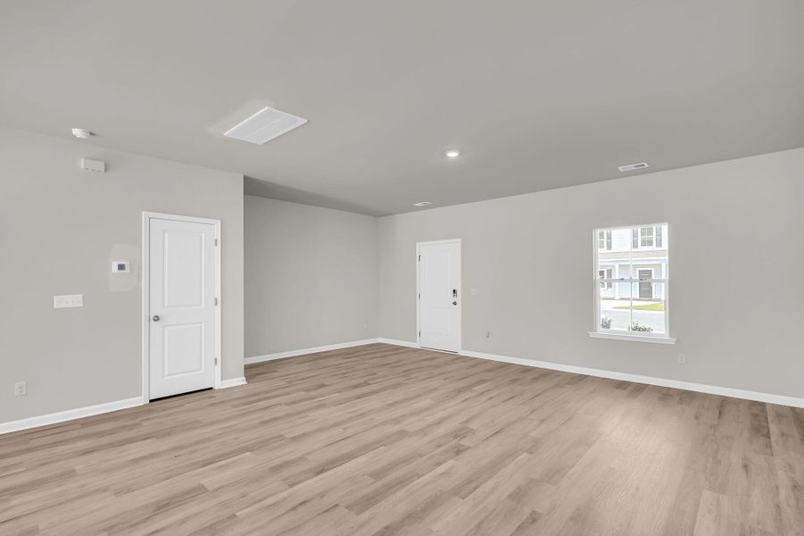 Spacious, unfurnished interior of a new home in Lakeview Commons, Goose Creek (Image 25).