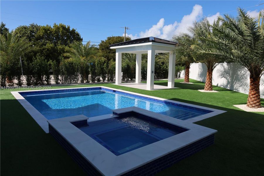 Exterior details and patio area of a home in , Key Largo (Image 12).