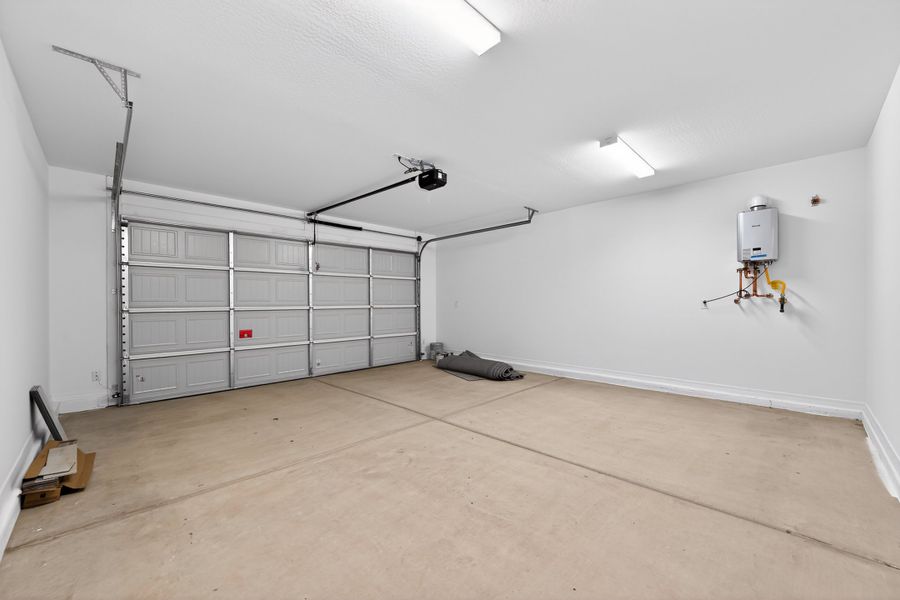 Spacious, unfurnished interior of a new home in Artisan at Asante, Surprise (Image 31).