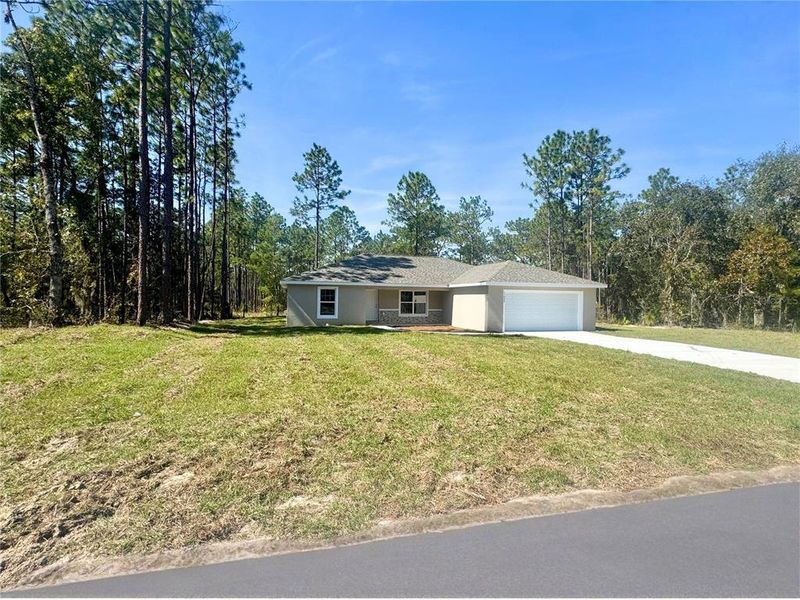 Exterior details and patio area of a home in , Dunnellon (Image 16).
