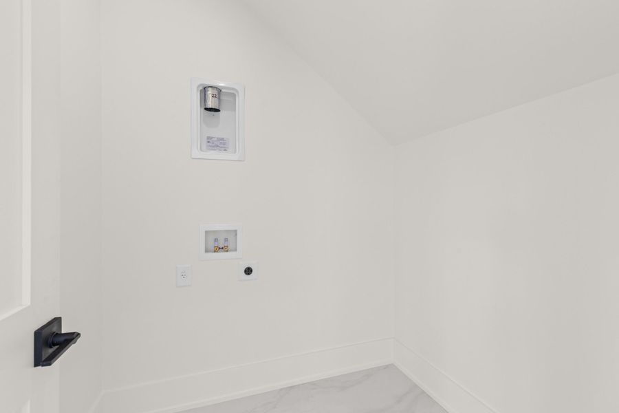 Spacious, unfurnished interior of a new home in , Charleston (Image 103).