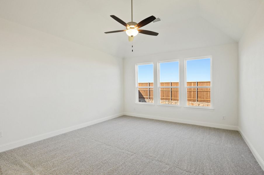 Spacious, unfurnished interior of a new home in Myrtle Creek, Waxahachie (Image 38).