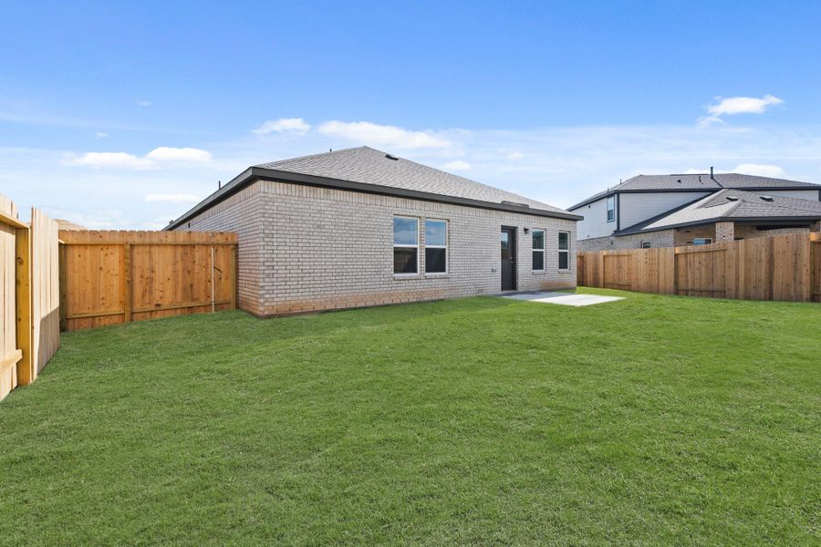 Exterior details and patio area of a home in Pearlbrook, Texas City (Image 3).