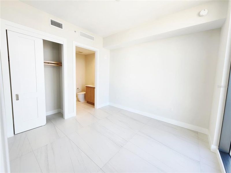 Spacious, unfurnished interior of a new home in , St. Petersburg (Image 20).