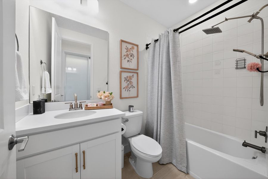49_11870_SW_Macelli_Wy-Bathroom-0710