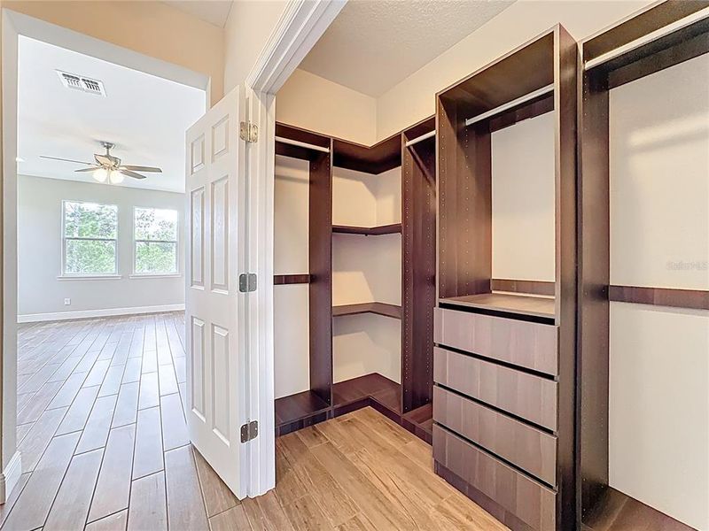 Spacious, unfurnished interior of a new home in , Orlando (Image 33).