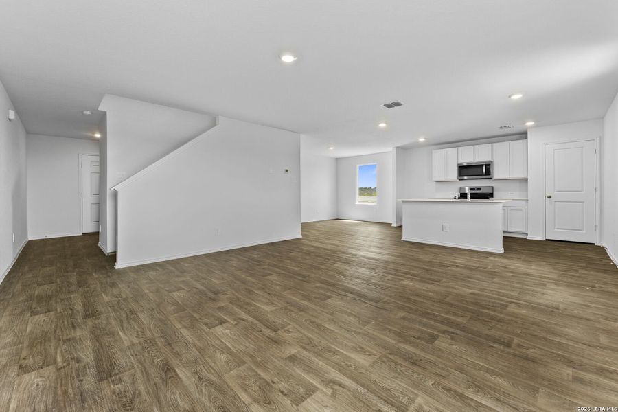 Spacious, unfurnished interior of a new home in Avenida, Converse (Image 14).