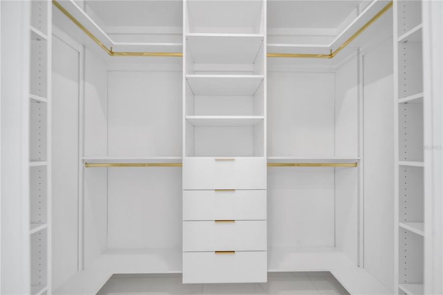 Spacious, unfurnished interior of a new home in , Cape Coral (Image 38).