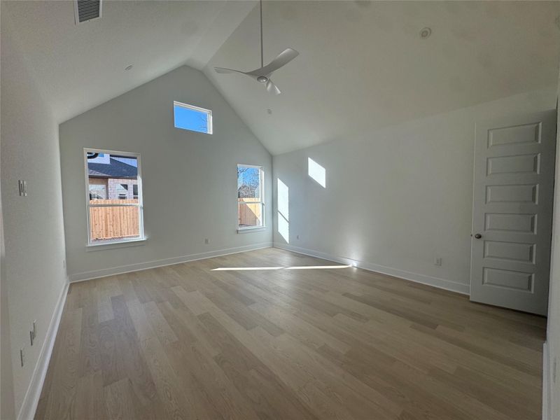 Spacious, unfurnished interior of a new home in Persimmon, Buda (Image 7).