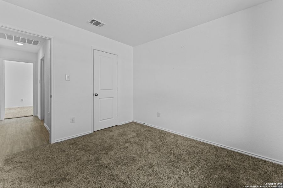Spacious, unfurnished interior of a new home in Lodi Grove, Floresville (Image 19).