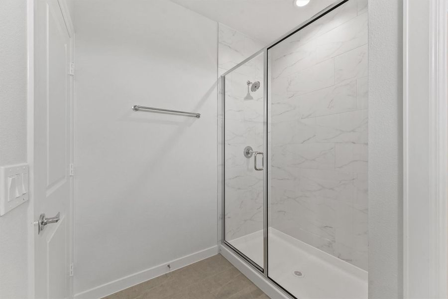 Spacious, unfurnished interior of a new home in Shiloh Reserve, Houston (Image 9).