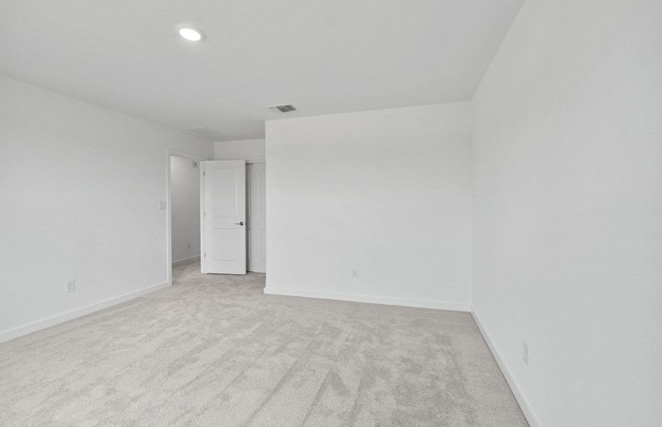 Spacious, unfurnished interior of a new home in Wolf Ranch, Georgetown (Image 27).