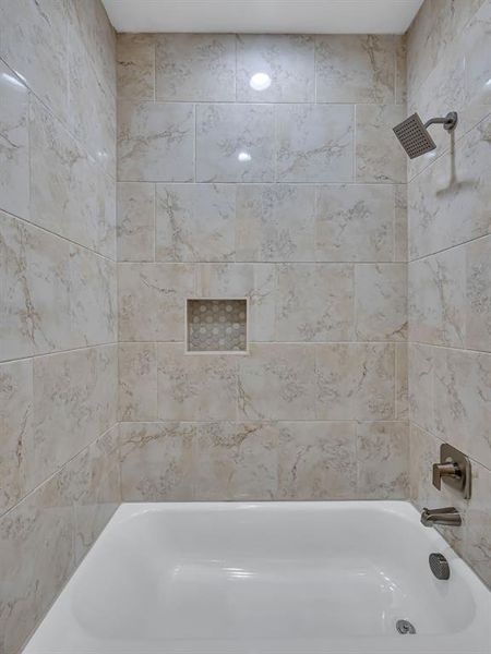 Bathroom with tiled shower / bath