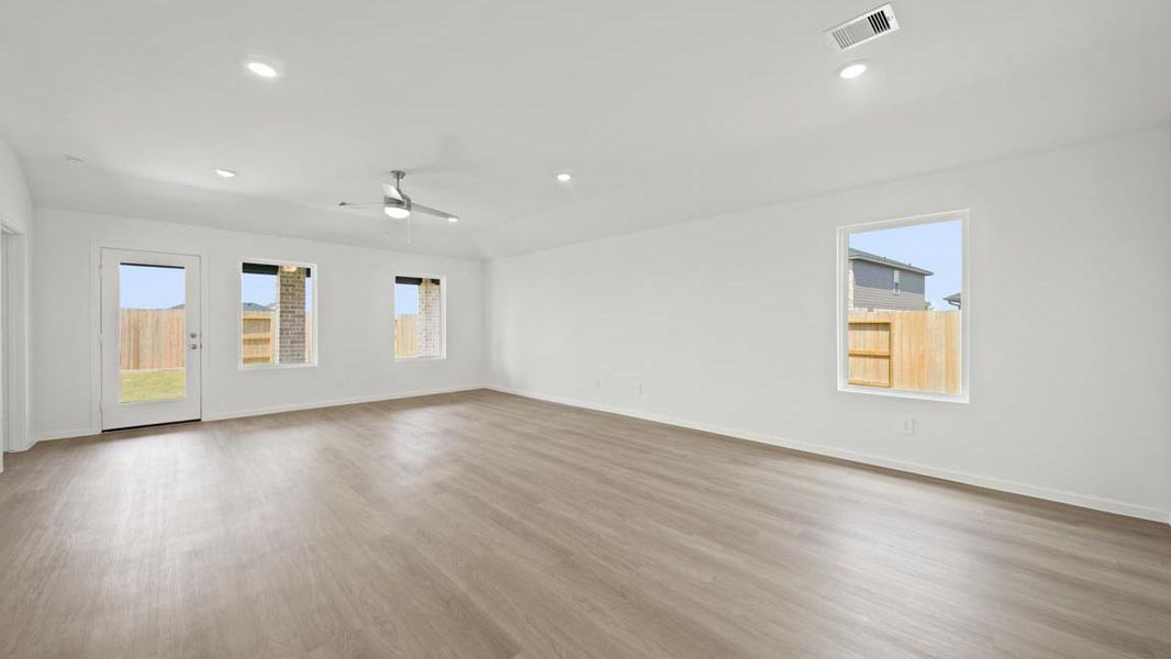 Spacious, unfurnished interior of a new home in Sunterra Lakes, Brookshire (Image 23).