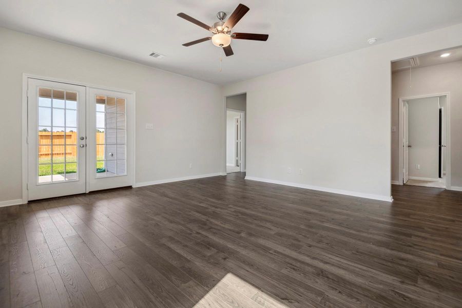 Spacious, unfurnished interior of a new home in Sweetwater Ridge, Conroe (Image 11).
