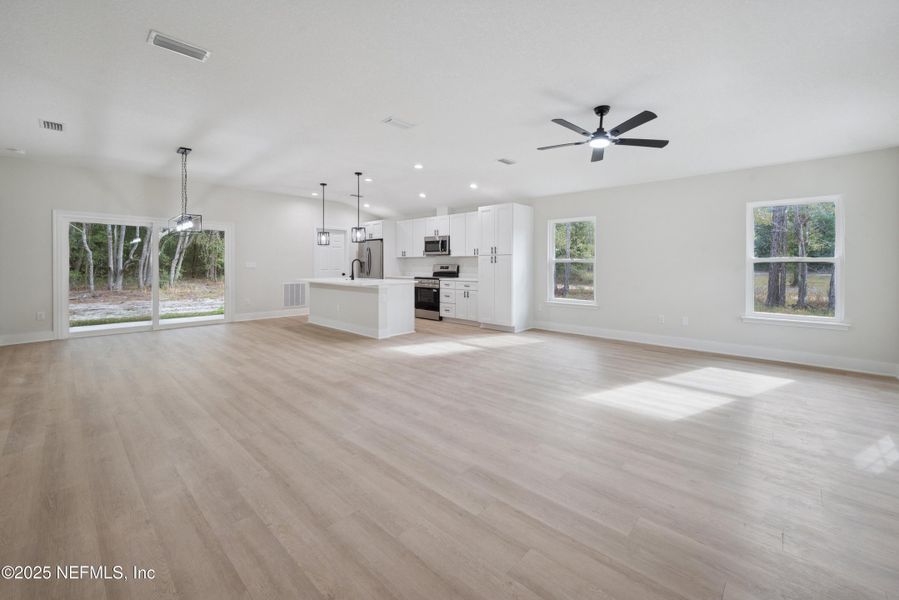 Spacious, unfurnished interior of a new home in , Florahome (Image 13).