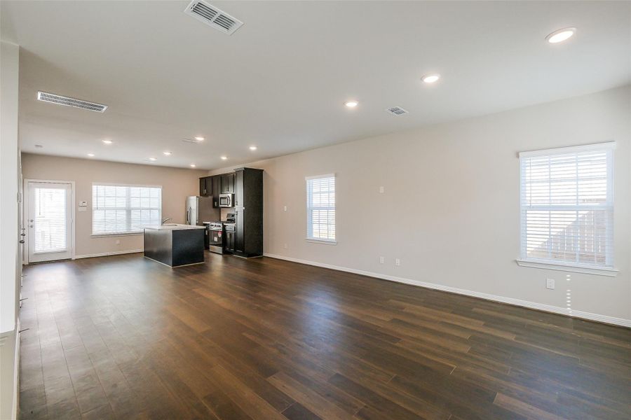 Spacious, unfurnished interior of a new home in , Houston (Image 36).