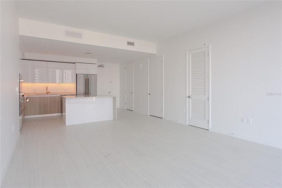 Spacious, unfurnished interior of a new home in , St. Petersburg (Image 17).