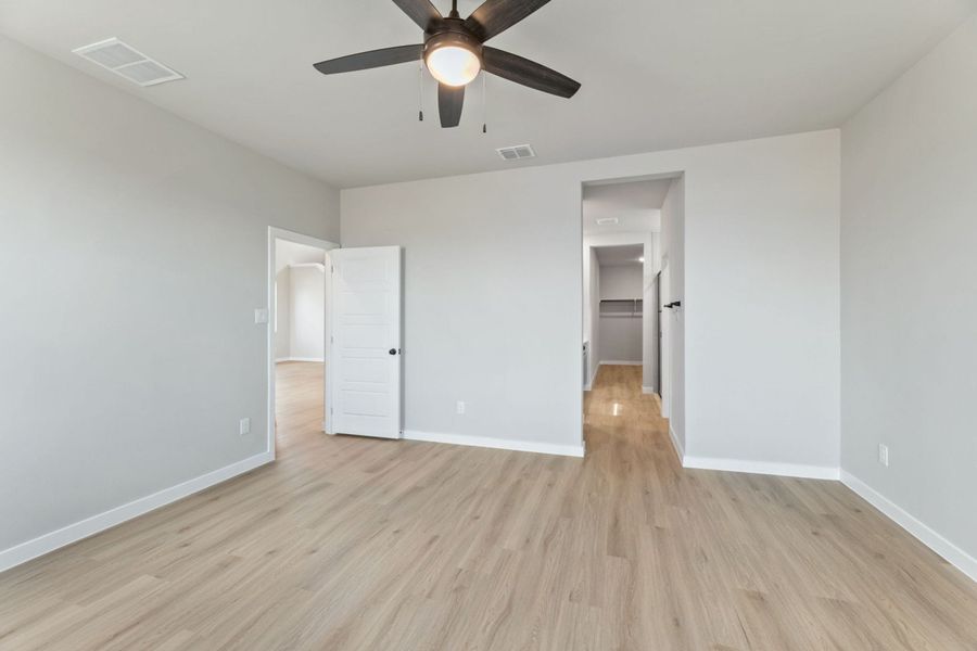 Spacious, unfurnished interior of a new home in Veranda Signature, San Antonio (Image 22).