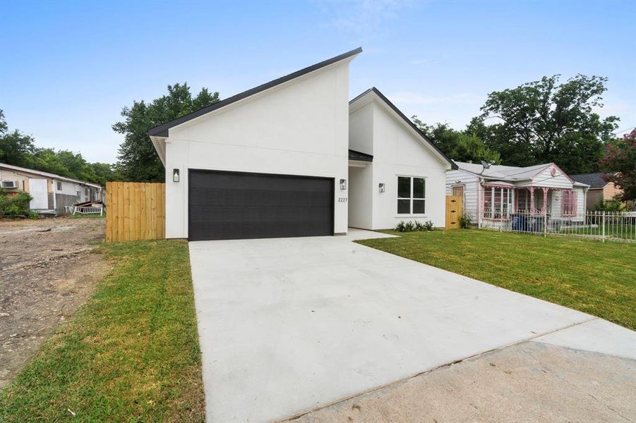 Front exterior of a new home in , Dallas, TX, highlighting curb appeal (Image 24). Front exterior of a new home in , Dallas, TX, highlighting curb appeal (Image 24).